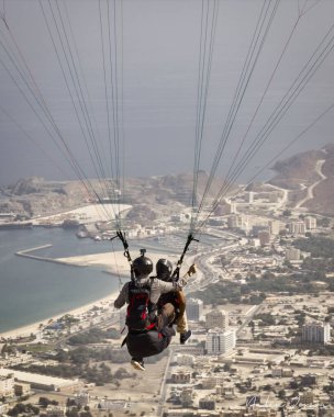 Al Shuhaib dinlenme evinden iki kişinin dikey görüntüsü, Khor Fakkan, BAE