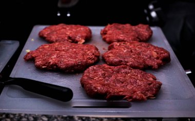 Taze sığır etinin yakın plan çekimi hazır.