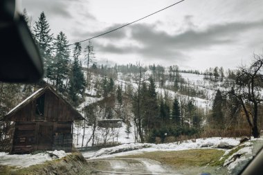 Polonya 'nın Wierchomla Wielka köyündeki ahşap bir binanın manzarası.