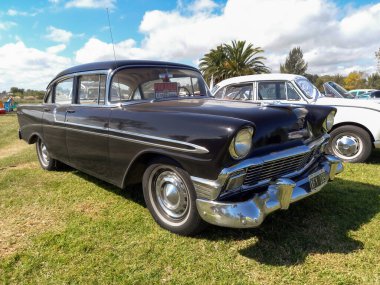 Chascomus, Arjantin - 9 Nisan 2022 - Eski siyah Chevrolet Chevy Bel Air Sedan çimlerin üzerine park edilmiş dört kapılı 1956. Klasik araba şovu. Kopyalama alanı