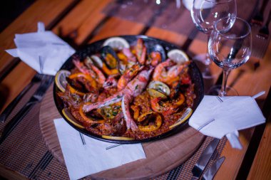 Taze Paella tabağı masada.