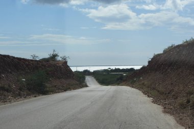 Kıyıya giden sonsuz bir yol.