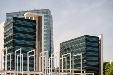 Portekiz, Parque das Nacoes 'daki modern şehir binalarının düşük açılı bir görüntüsü.