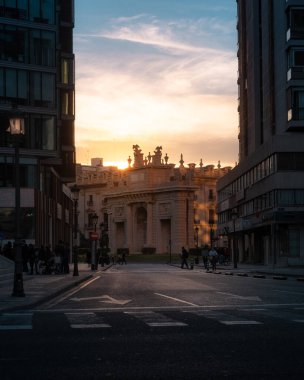 İspanya, Valencia 'da Porta de la Mar' da günbatımının dikey çekimi