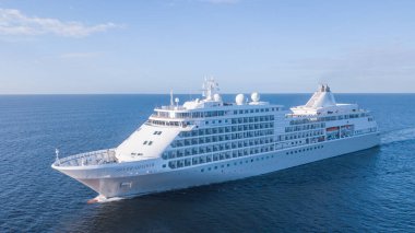 İspanya Limanı 'ndaki Silver Shadow yolcu gemisinin varışı. Seyahat gemisi Gümüş Gölge hava fotoğrafı.