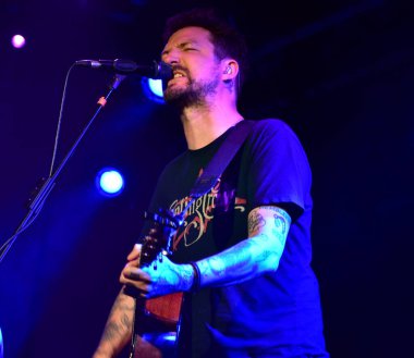 Şarkıcı-söz yazarı Frank Turner klasik punk ve folk markasını Fleece, Bristol, İngiltere 'de seslendirdi.