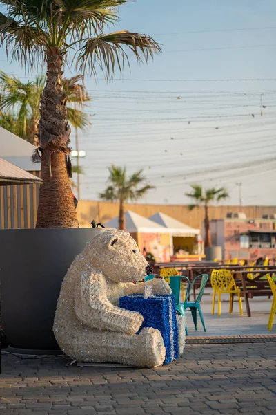 Disparo Vertical Muñeco Oso Polar Durante Navidad Día Soleado Dubai — Foto de Stock