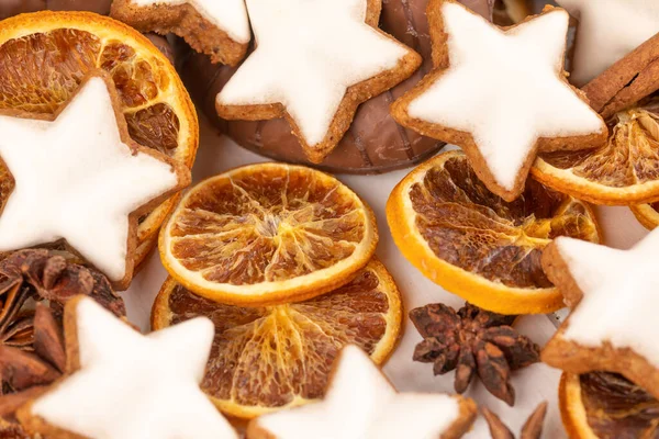 Bir Avuç Kuru Portakallı Tarçın Yıldızı Noel Için Hazırlanıyor — Stok fotoğraf
