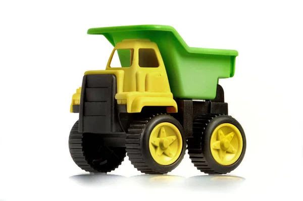 Zbliżenie Ujęcie Zielonej Żółtej Zabawki Wywrotka Białym Tle — Zdjęcie stockowe