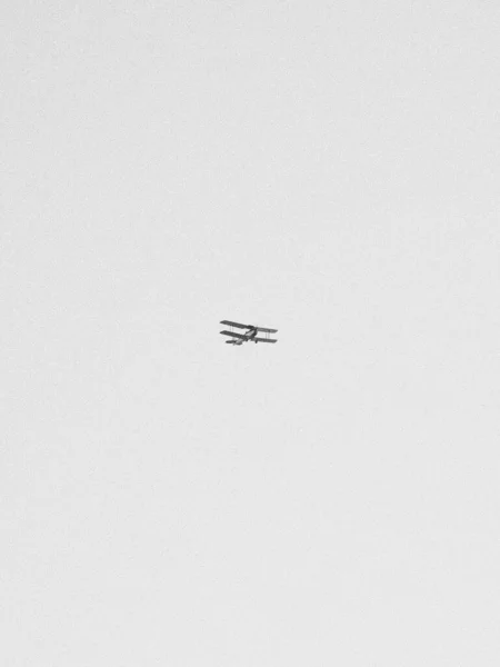 Μια Μινιμαλιστική Φωτογραφία Ενός Αεροπλάνου Στον Ουρανό — Φωτογραφία Αρχείου