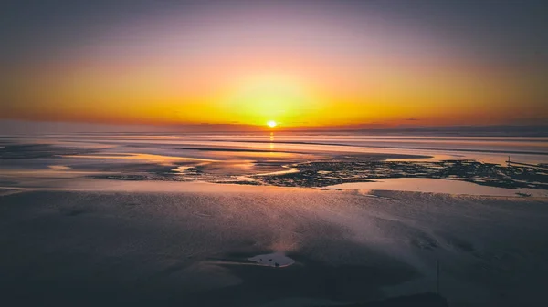 Una Hermosa Toma Una Puesta Sol Naranja Sobre Tranquilo Mar — Foto de Stock