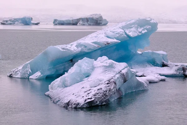 Único Iceberg Grande Lago Geleira Islândia Durante Inverno — Fotografia de Stock