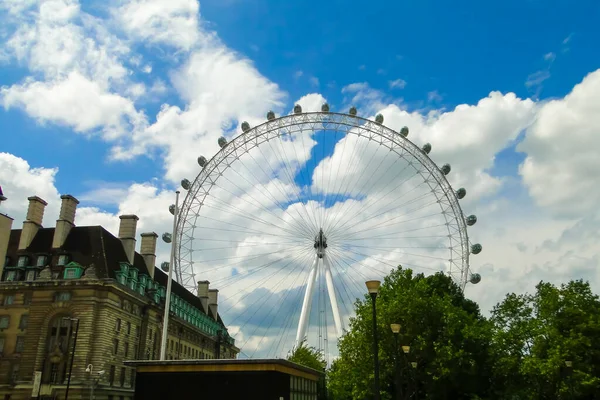 Una Vista Lontana Del London Eye Con Bellissimo Cielo Nuvoloso — Foto Stock