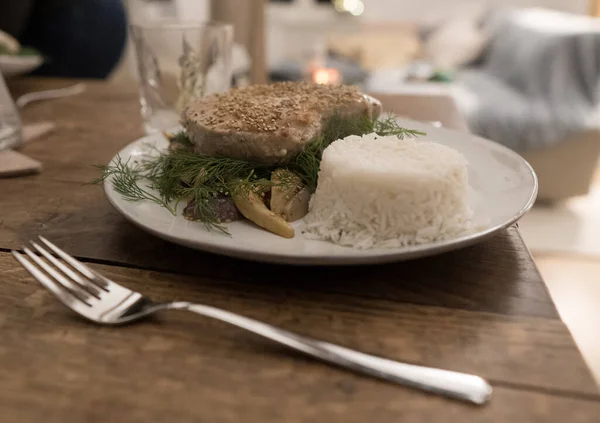 Een Portie Van Een Tonijnschaal Met Gekookte Rijst — Stockfoto