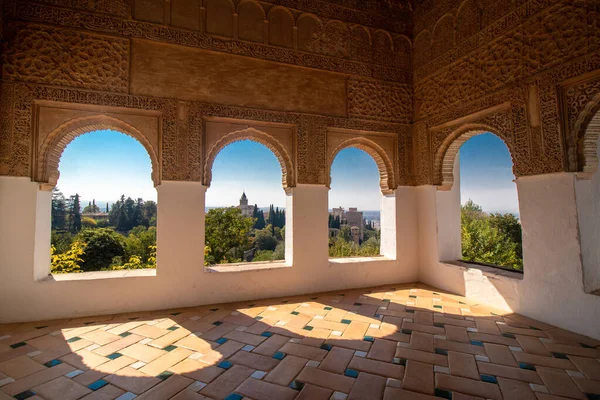 Insidan Alhambra Slott Spanien Med Solljus Sipprar — Stockfoto