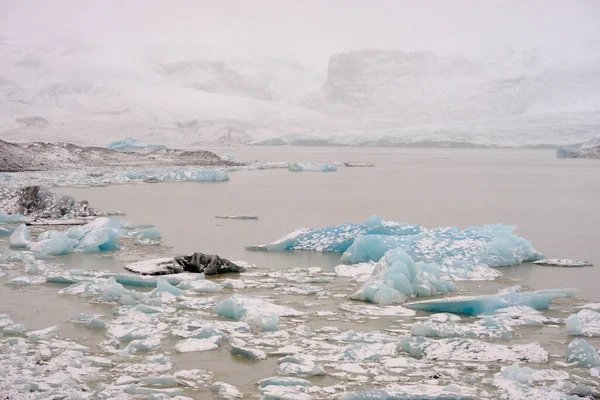 Hermosos Témpanos Color Turquesa Negro Lago Glacial Fjallsarlon Con Montañas — Foto de Stock