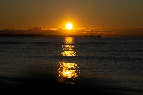 Ein Faszinierender Blick Auf Den Goldenen Sonnenaufgang Über Dem Meer — Stockfoto