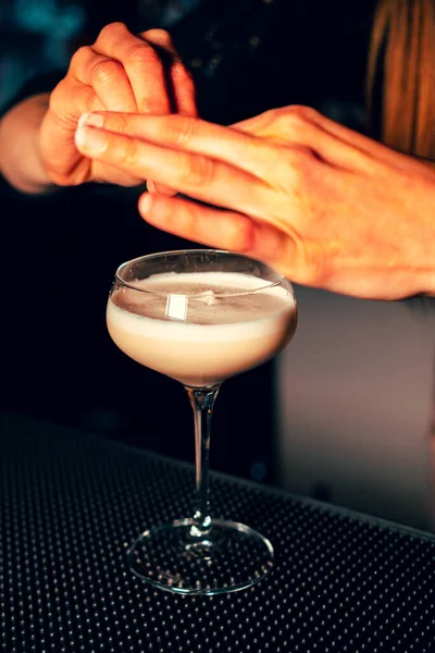 Colpo Verticale Barista Che Prepara Cocktail Bianco Bancone Bar — Foto Stock