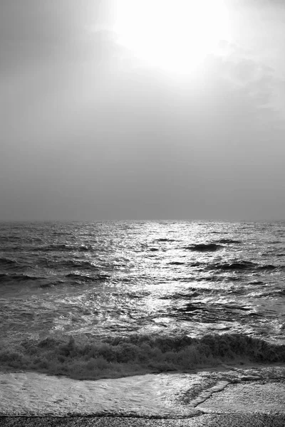 Svislý Záběr Mořských Vln Stupních Šedi — Stock fotografie