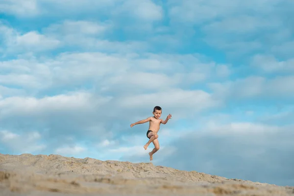 曇り空の下 大西洋の砂浜で可愛い男の子 — ストック写真