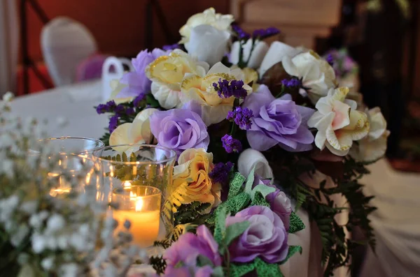 Una Bella Disposizione Floreale Decorativa Accanto Candele Accese Tavolo — Foto Stock