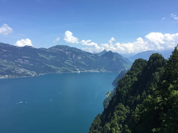 Aerial Shot Lake Green Mountains Sunny Day — Stock Photo, Image