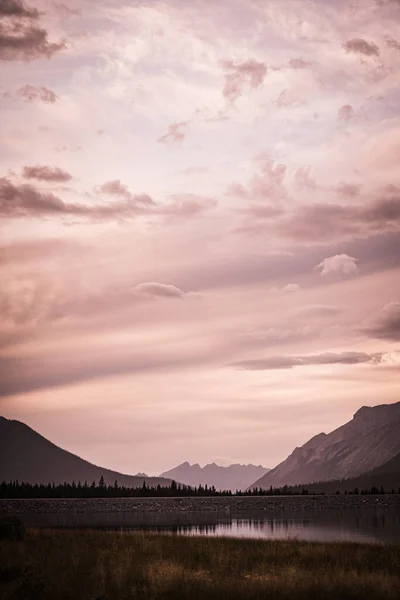 Una Vista Vertical Paisaje Con Lago Montañas Durante Atardecer Día — Foto de Stock