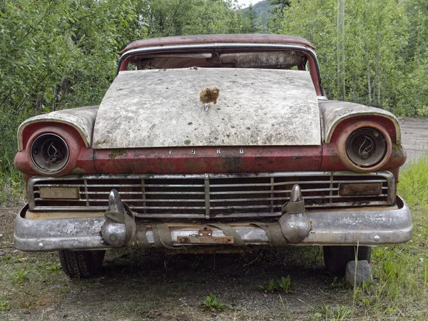 Vintage Abandonado Ford Automóvel Lado Estrada Com Capuz Aberto Verão — Fotografia de Stock