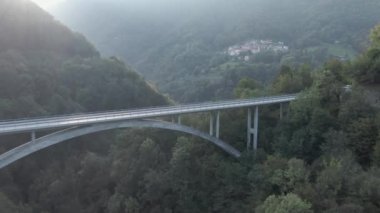Ticino, İsviçre 'de bulunan Valle di Muggio' daki güzel bir köprü manzarası.