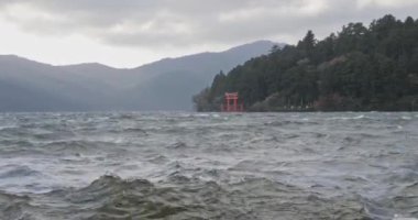 Japonya 'da dağlarla çevrili bir göl kenarı.