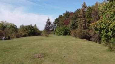 Bulgaristan 'ın Sofya kentindeki Öğrenci parkında mavi gökyüzünün altında yemyeşil botanik manzarası