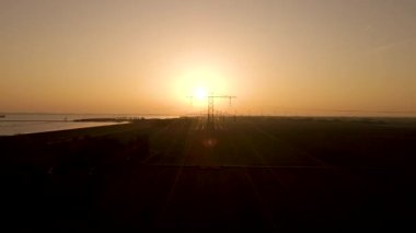 4K 'daki kırsal alanda bulunan dev elektrik iletim kulesinin elektrik hatları.