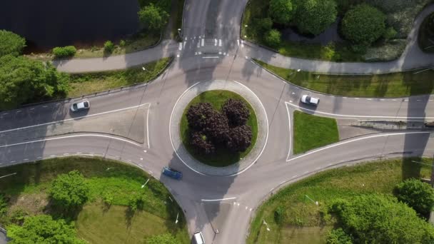 Luftaufnahmen Eines Kreisverkehrs Straßen Fahrspuren Mit Fahrenden Autos Drohnenfilm Aufgenommen — Stockvideo