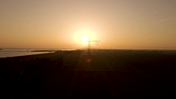 Hoogspanningsleidingen Van Gigantische Elektriciteitstransmissietoren Het Veld Het Platteland — Stockvideo