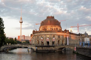 Berlin, Almanya 'da arka planda televizyon kulesi bulunan Bode Müzesi manzarası