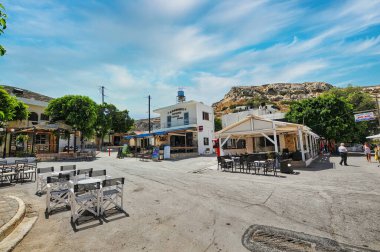 Girit Adası, Yunanistan 'ın Matala caddesindeki çeşitli turistik dükkanlar