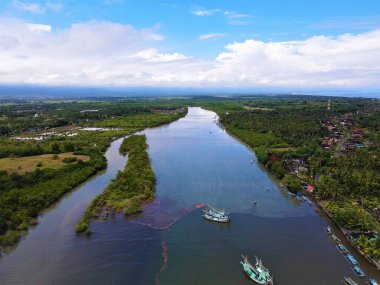 Endonezya 'nın Bali sahiline bağlı bir nehrin insansız hava aracı görüntüsü.