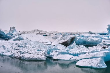 İzlanda 'daki Fjallsarlon Buzul Gölü' nde büyük mavi buzdağları.