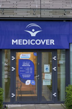 Kolorowa caddesindeki Medicover Tıp Merkezi 'nin ön girişi.