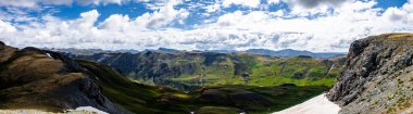 Silverton, Colorado 'daki bulutlu gökyüzü arka planında San Juan Dağları' nın panoramik bir çekimi.