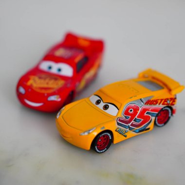 Disney Pixar Cars filmindeki Mattel Cruz Ramirez 'in oyuncak yarış arabasının seçici odak noktası.