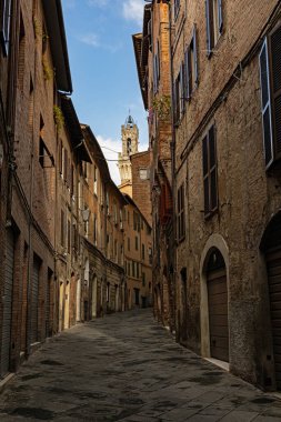 Siena, Toskana, İtalya 'da binalarla çevrili bir caddenin dikey görüntüsü.