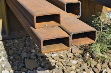 Paslı bir metal inşaat malzemesinin yakın plan çekimi.