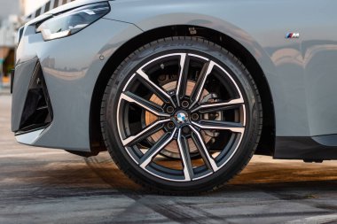 2022 BMW 22Oi gün batımı Johannesburg Güney Afrika 'da fotoşop