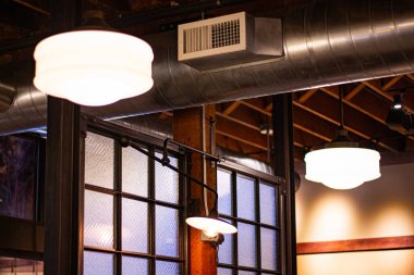 Kafenin içinde yanan lambalar