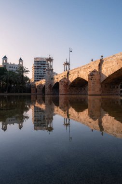 Valencia, İspanya 'daki Puente del Mar' ın dikey çekimi.