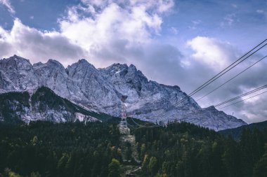 Almanya 'da Zugspitze Dağı' na giden güzel bir teleferik manzarası.