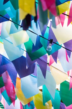 Renkli afişlere karşı bir ampul