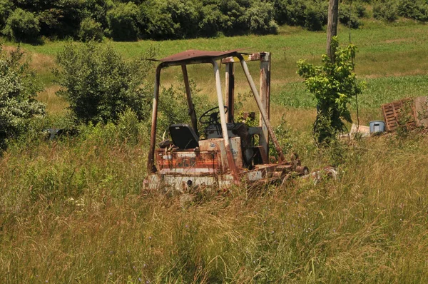 Landligt Landskab Med Rusten Gammel Traktor Marken Baggrund Sået Mark - Stock-foto