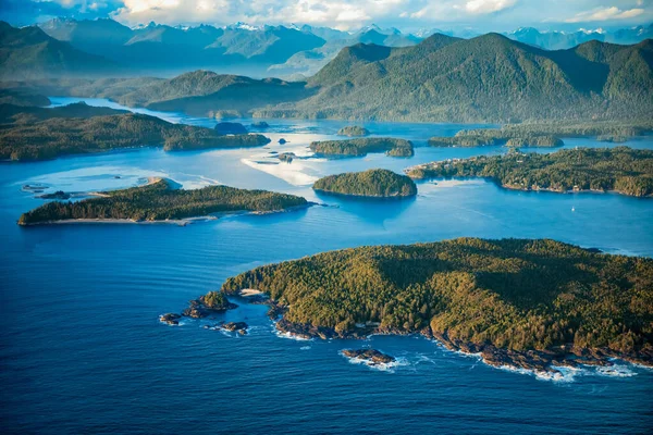加拿大不列颠哥伦比亚省托菲诺河与克拉约尔海峡的鸟瞰图 — 图库照片